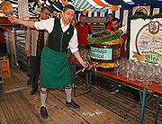 Anstich 2016 durch den Ersten Bürgermeister Christoph Böck am 13.05.2016 mit nur 2 Schlägen (©Foto: Martin Schmitz)